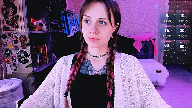 Snapshot of NaniMoore chatting on 03.09.25 NaniMoore online show from 03.09.25