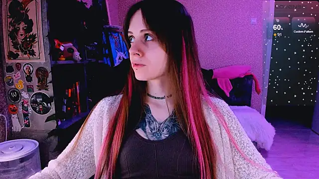 Snapshot of NaniMoore chatting on 03.10.25 NaniMoore online show from 03.10.25