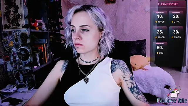 Snapshot of NaniMoore chatting on 10.06.25 NaniMoore online show from 10.06.25