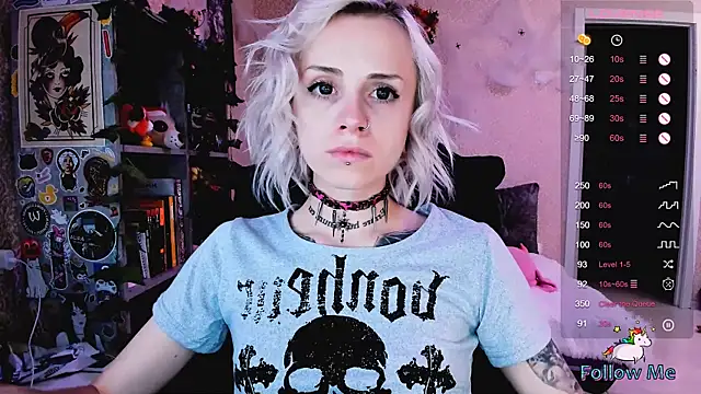 Snapshot of NaniMoore chatting on 10.10.25 NaniMoore online show from 10.10.25