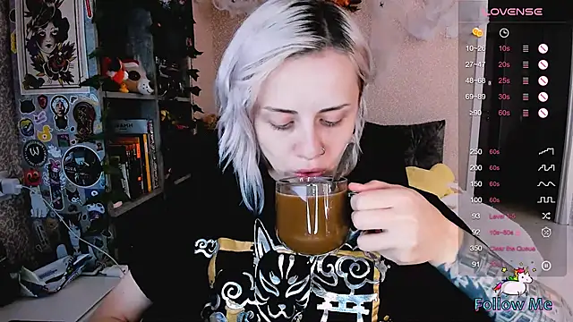 Snapshot of NaniMoore chatting on 10.12.25 NaniMoore online show from 10.12.25