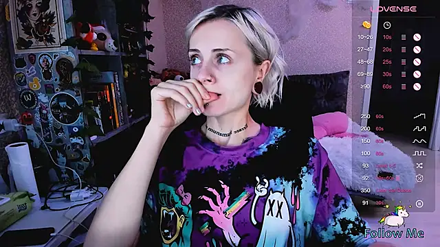 Snapshot of NaniMoore chatting on 10.16.25 NaniMoore online show from 10.16.25