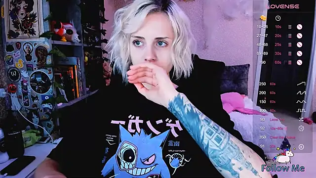 Snapshot of NaniMoore chatting on 10.18.25 NaniMoore online show from 10.18.25