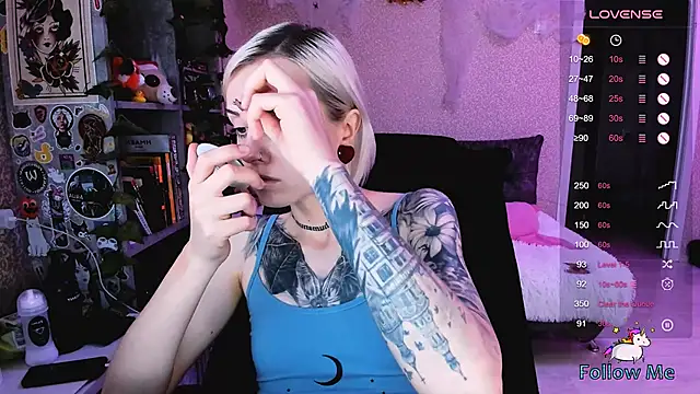 Snapshot of NaniMoore chatting on 10.21.25 NaniMoore online show from 10.21.25