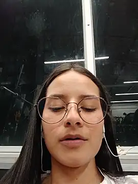 Snapshot of _vaness chatting on 05.20.26 vaness online show from 05.20.26