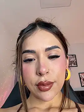 Luna  Ponce online show from 09.24.25