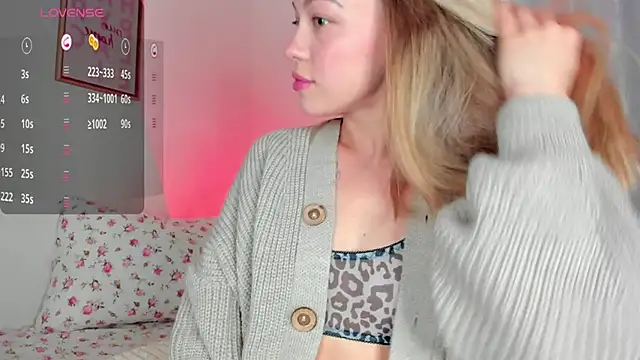 Snapshot of damn_cutie chatting on 03.04.25 damn cutie online show from 03.04.25