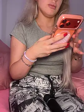 Holly-Glamour online show from 12.22.25