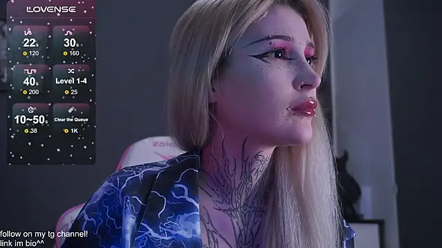 Snapshot of fraulein_mooon chatting on 11.18.25 fraulein mooon online show from 11.18.25