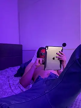 Snapshot of Daniel2zuZ chatting on 10.05.25 Daniel2zuZ online show from 10.05.25