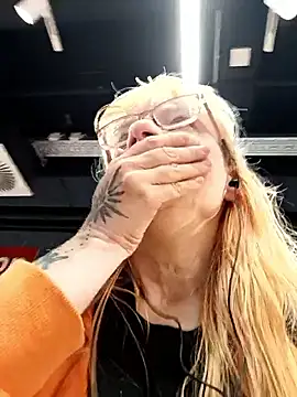 Snapshot of Sakura27undUriel chatting on 10.17.25 Sakura27undUriel online show from 10.17.25