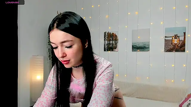 Snapshot of Magic_Allie chatting on 03.11.25 Magic Allie online show from 03.11.25