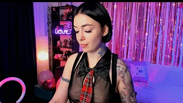 Snapshot of Magic_Allie chatting on 10.19.25 Magic Allie online show from 10.19.25