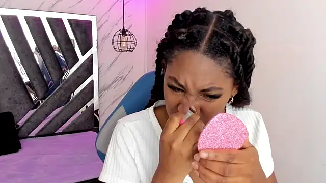 Queen perla  online show from 10.25.25