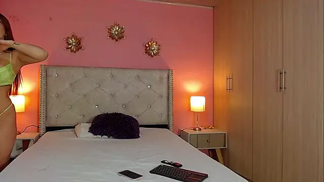 Kim and Mia online show from 12.18.25