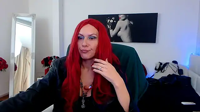 Snapshot of EvelynQueenn chatting on 12.13.24 EvelynQueenn online show from 12.13.24