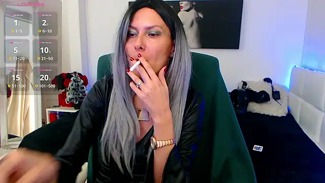 Snapshot of EvelynQueenn chatting on 12.14.24 EvelynQueenn online show from 12.14.24