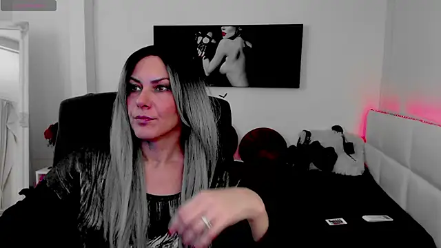 Snapshot of EvelynQueenn chatting on 12.15.24 EvelynQueenn online show from 12.15.24