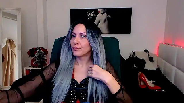 Snapshot of EvelynQueenn chatting on 12.16.24 EvelynQueenn online show from 12.16.24