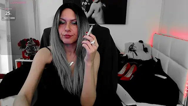 Snapshot of EvelynQueenn chatting on 12.17.24 EvelynQueenn online show from 12.17.24