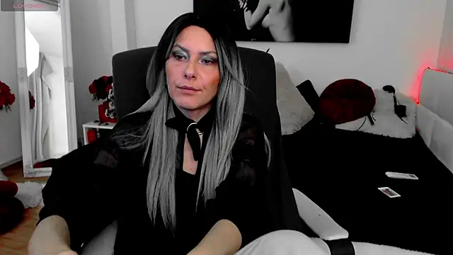 Snapshot of EvelynQueenn chatting on 12.18.24 EvelynQueenn online show from 12.18.24