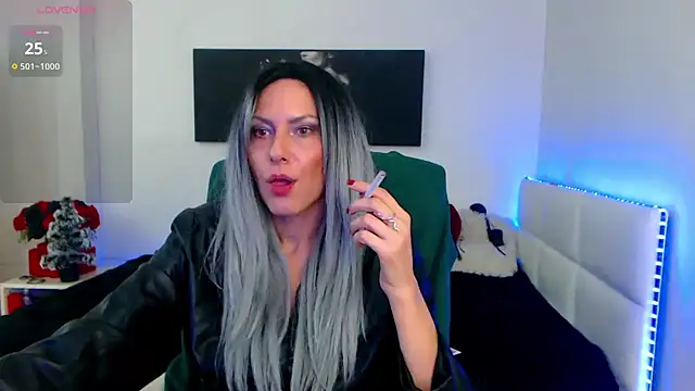 Snapshot of EvelynQueenn chatting on 12.18.24 EvelynQueenn online show from 12.18.24