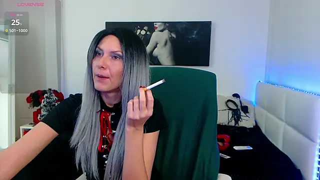 Snapshot of EvelynQueenn chatting on 12.19.24 EvelynQueenn online show from 12.19.24