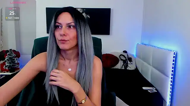 Snapshot of EvelynQueenn chatting on 12.20.24 EvelynQueenn online show from 12.20.24