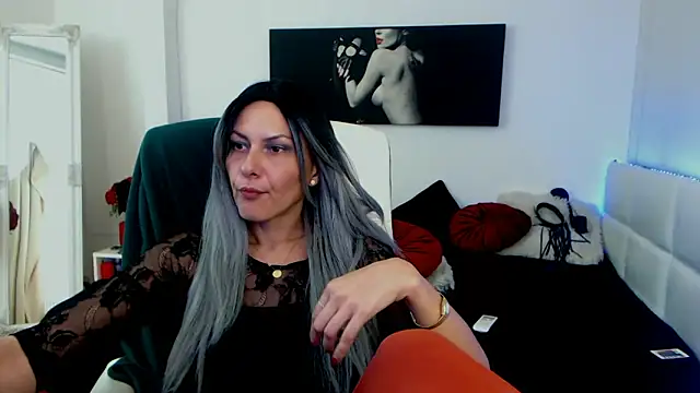 Snapshot of EvelynQueenn chatting on 12.20.24 EvelynQueenn online show from 12.20.24