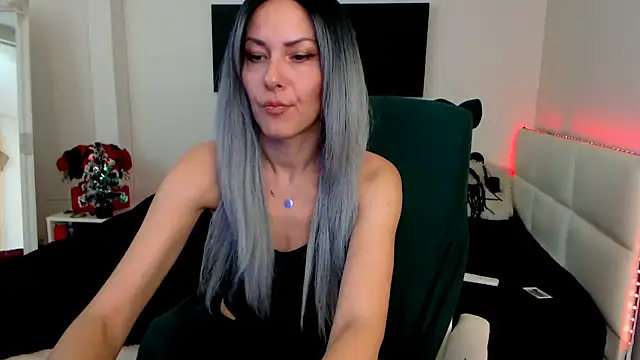 Snapshot of EvelynQueenn chatting on 12.22.24 EvelynQueenn online show from 12.22.24