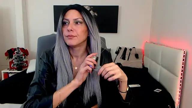 Snapshot of EvelynQueenn chatting on 12.23.24 EvelynQueenn online show from 12.23.24