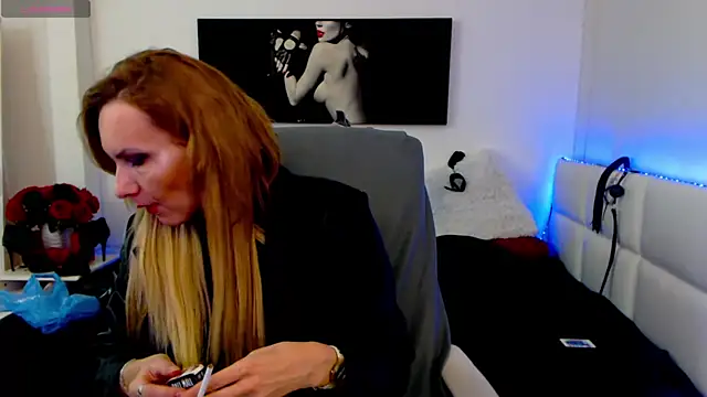 Snapshot of EvelynQueenn chatting on 02.13.25 EvelynQueenn online show from 02.13.25