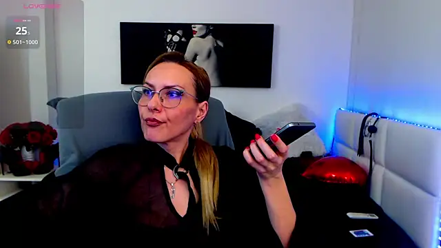 Snapshot of EvelynQueenn chatting on 02.28.25 EvelynQueenn online show from 02.28.25