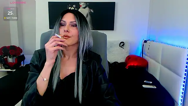 Snapshot of EvelynQueenn chatting on 03.18.25 EvelynQueenn online show from 03.18.25