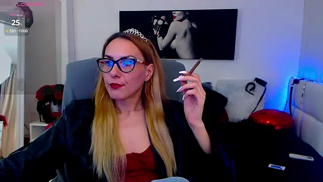 Snapshot of EvelynQueenn chatting on 03.22.25 EvelynQueenn online show from 03.22.25
