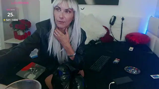 Snapshot of EvelynQueenn chatting on 09.10.25 EvelynQueenn online show from 09.10.25
