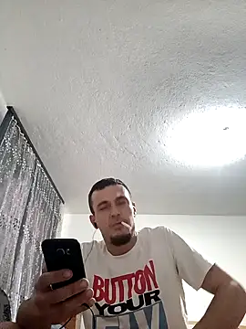 Snapshot of mayk18cm chatting on 12.31.24 mayk18cm online show from 12.31.24