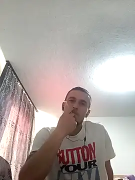 Snapshot of mayk18cm chatting on 12.31.24 mayk18cm online show from 12.31.24