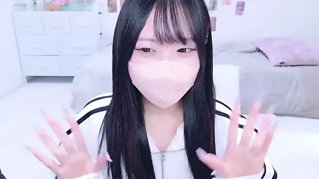 Snapshot of Suzu_ch_xx chatting on 10.19.25 Suzu ch xx online show from 10.19.25