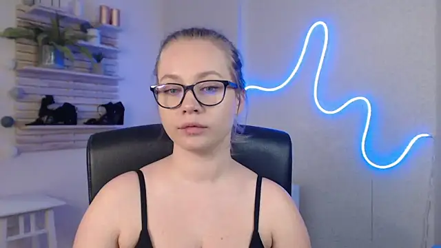 holly xglam online show from 03.11.25