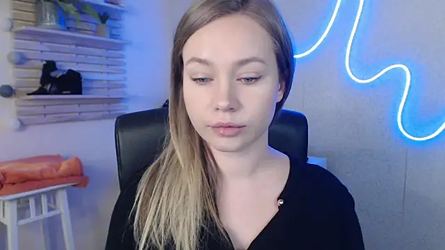 holly xglam online show from 03.18.25