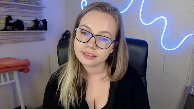 holly xglam online show from 03.19.25