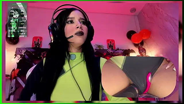 Snapshot of SweetieCloe_ chatting on 10.27.25 SweetieCloe  online show from 10.27.25