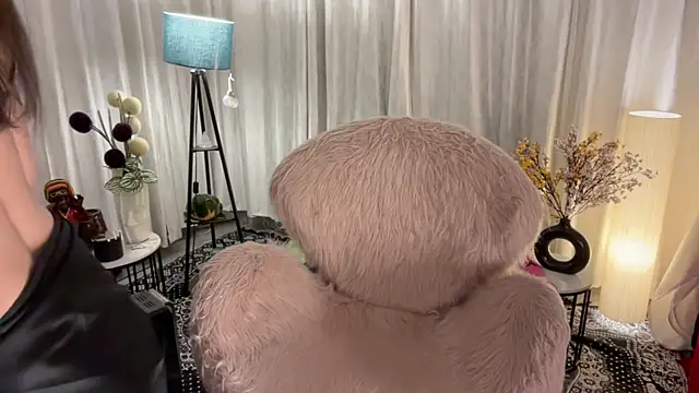 Snapshot of Unique-Beauty chatting on 02.10.25 Unique-Beauty online show from 02.10.25