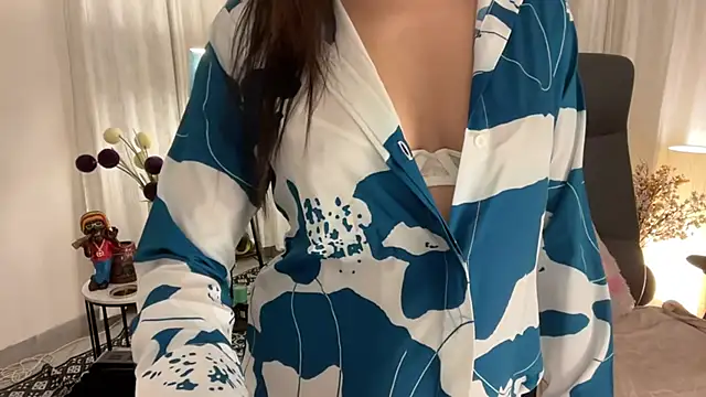 Snapshot of Unique-Beauty chatting on 03.06.25 Unique-Beauty online show from 03.06.25