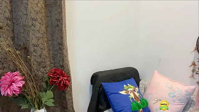 Snapshot of Unique-Beauty chatting on 09.25.25 Unique-Beauty online show from 09.25.25