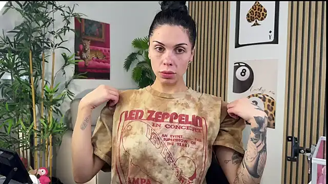 Snapshot of NattyFierros chatting on 10.09.25 NattyFierros online show from 10.09.25