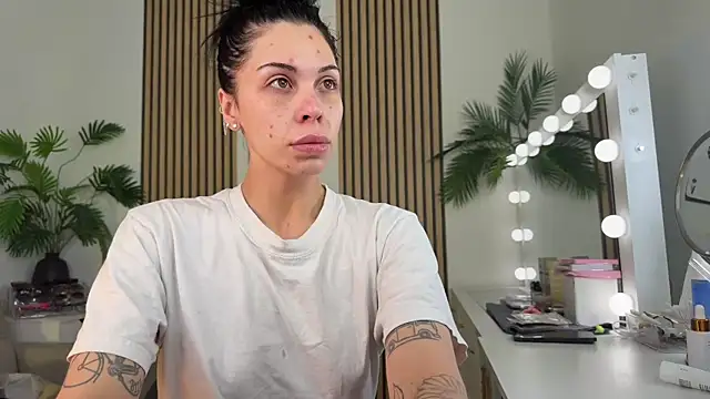 Snapshot of NattyFierros chatting on 10.15.25 NattyFierros online show from 10.15.25