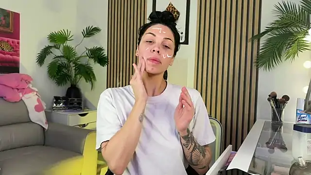 Snapshot of NattyFierros chatting on 10.20.25 NattyFierros online show from 10.20.25