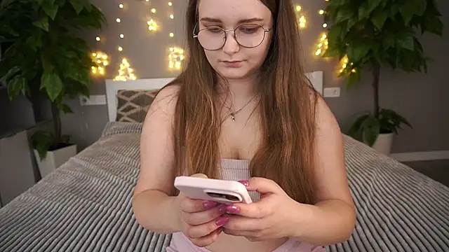 Snapshot of MagicPeachh_ chatting on 12.30.24 MagicPeachh online show from 12.30.24